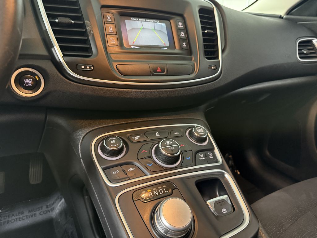 2015 Chrysler 200 Image 16