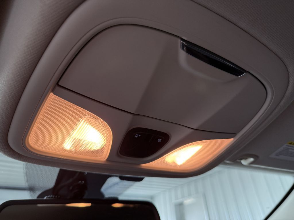 2015 Chrysler 200 Image 18