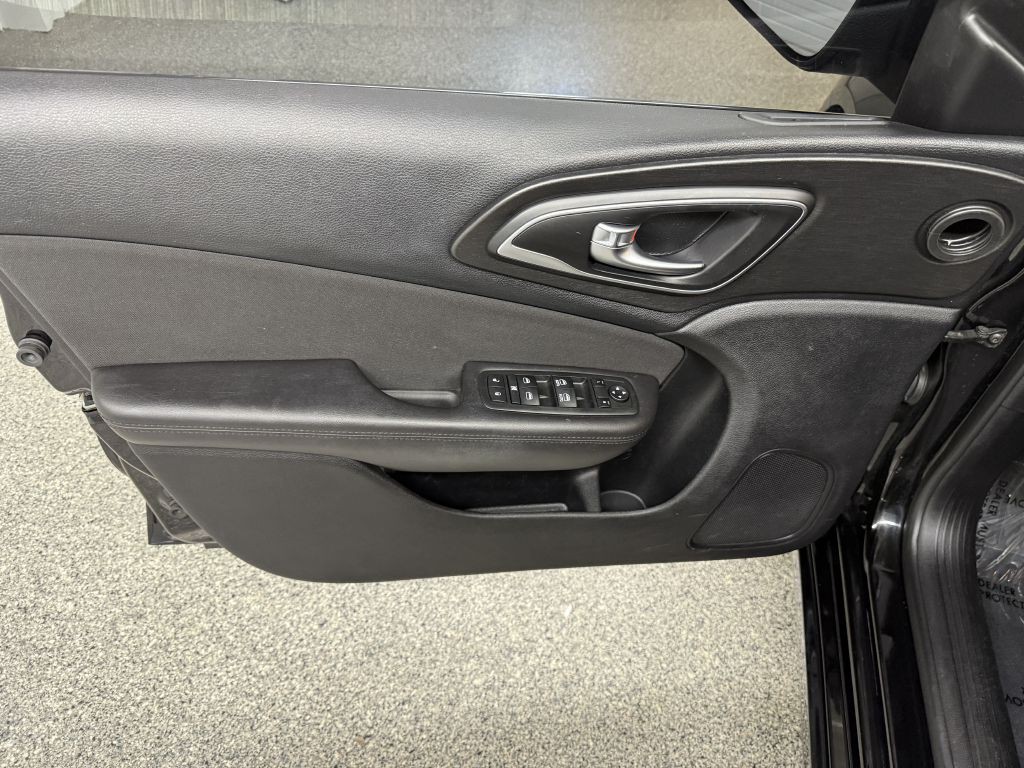 2015 Chrysler 200 Image 19