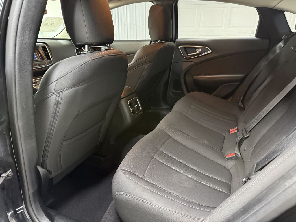 2015 Chrysler 200 Image 21