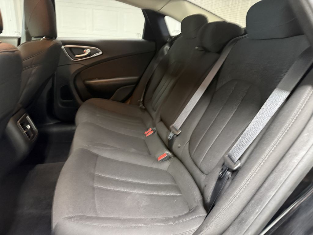 2015 Chrysler 200 Image 22
