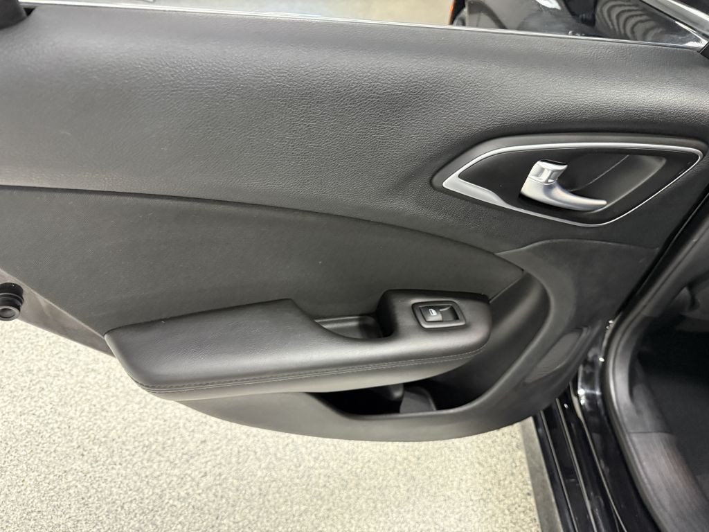 2015 Chrysler 200 Image 23