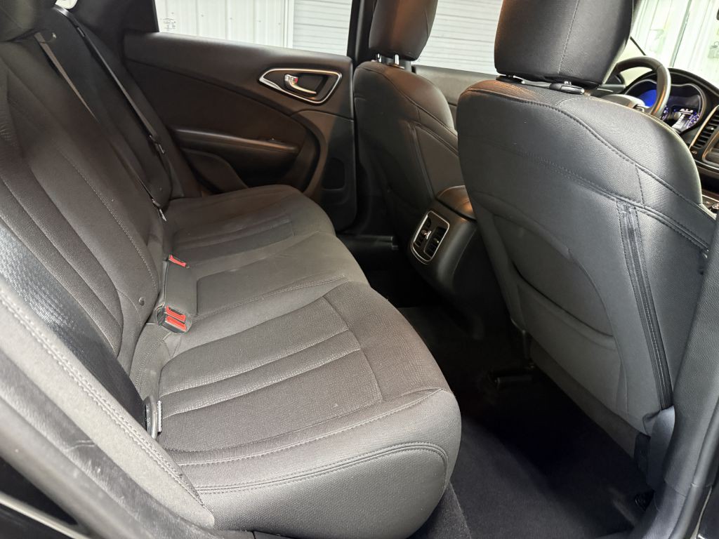 2015 Chrysler 200 Image 25