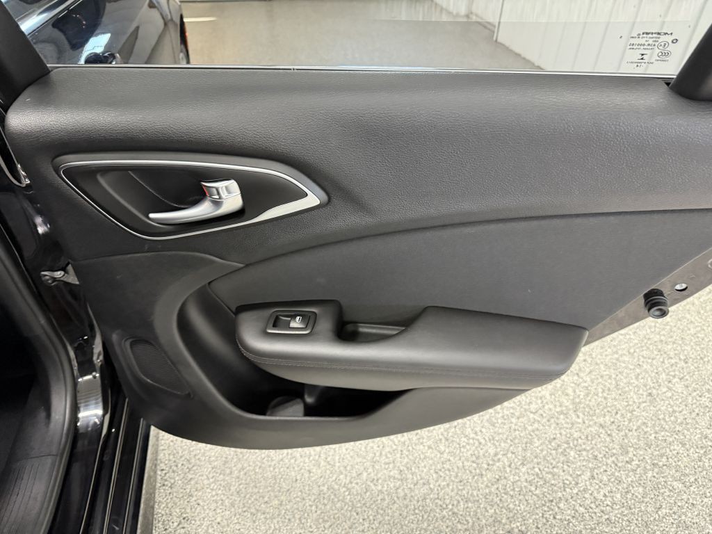 2015 Chrysler 200 Image 26