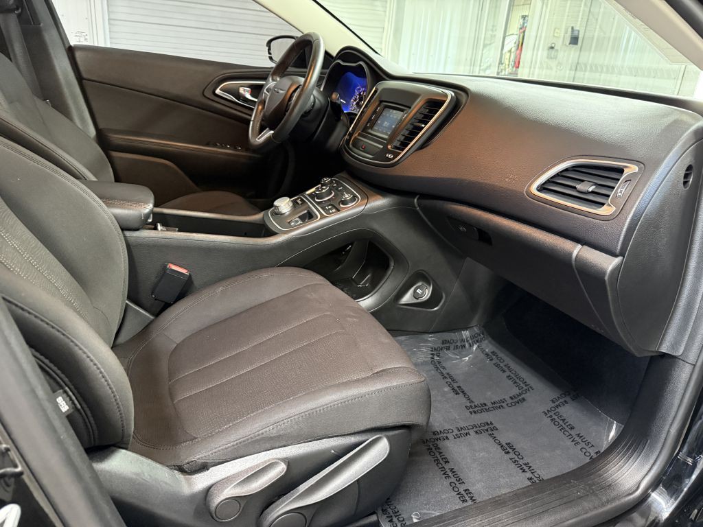 2015 Chrysler 200 Image 27