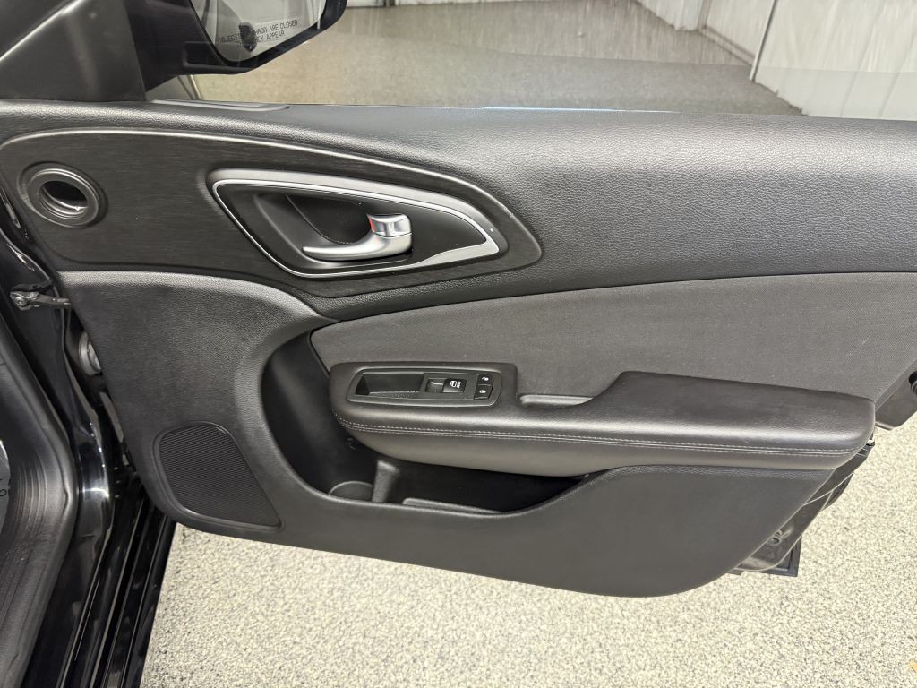 2015 Chrysler 200 Image 28