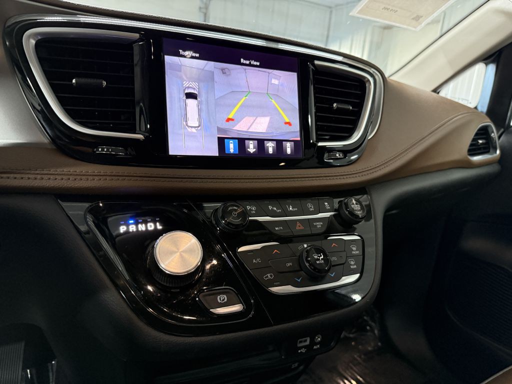 2018 Chrysler Pacifica Image 18