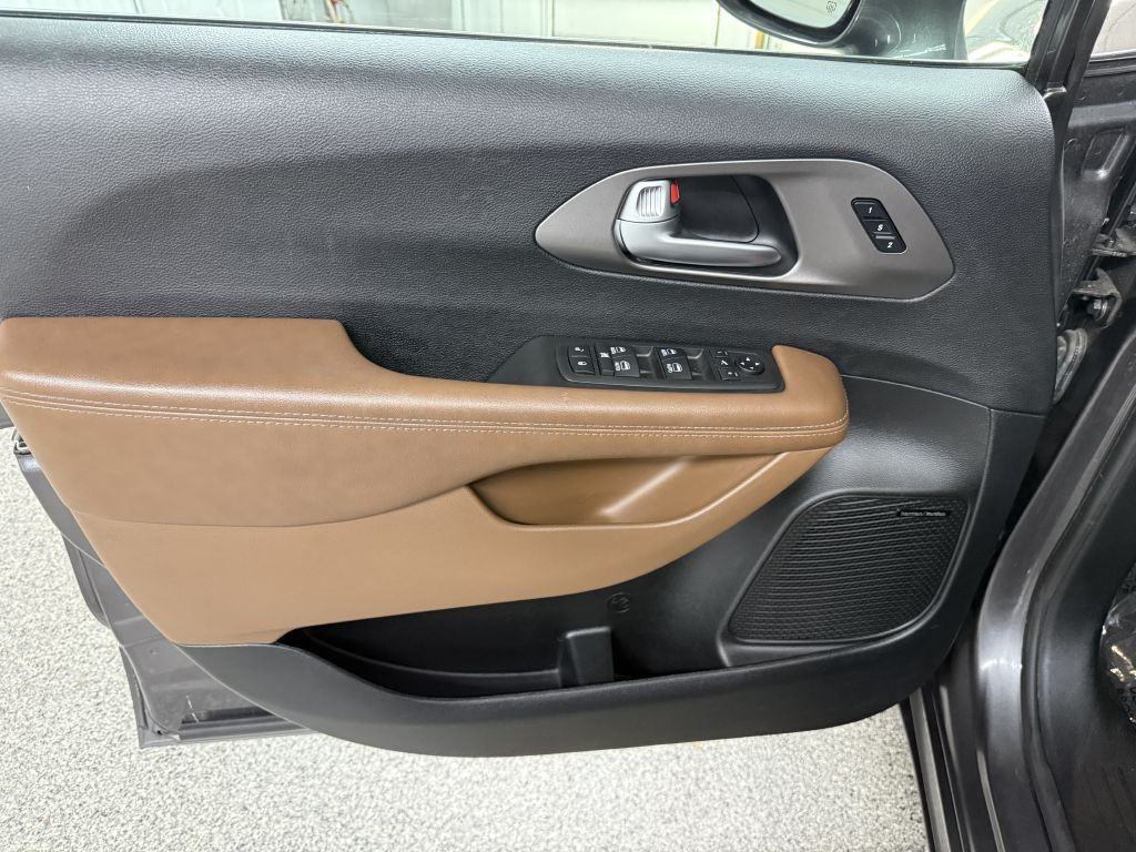2018 Chrysler Pacifica Image 24