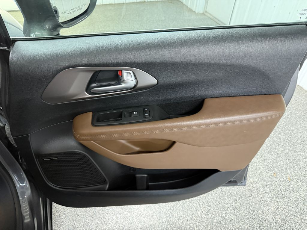 2018 Chrysler Pacifica Image 38