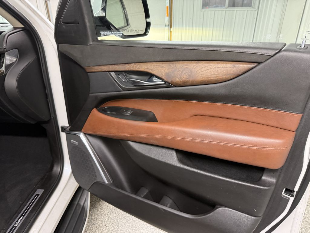 2016 Cadillac Escalade Image 43