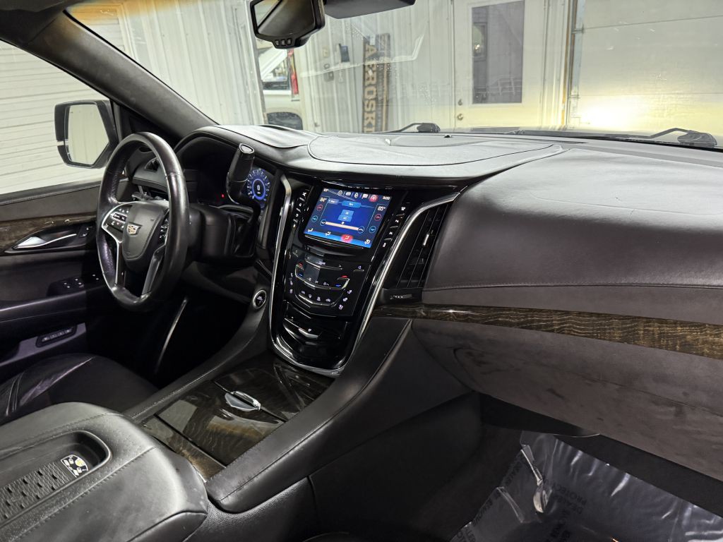 2016 Cadillac Escalade Image 39