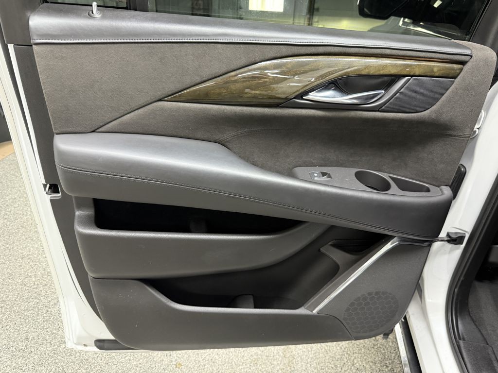 2016 Cadillac Escalade Image 30