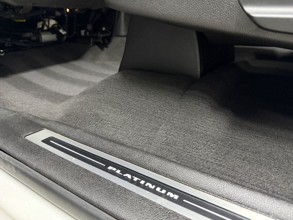 2016 Cadillac Escalade Image 31