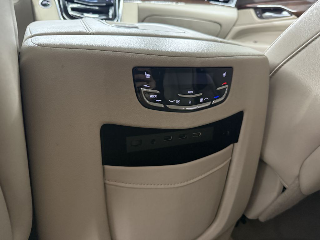 2017 Cadillac Escalade Image 31