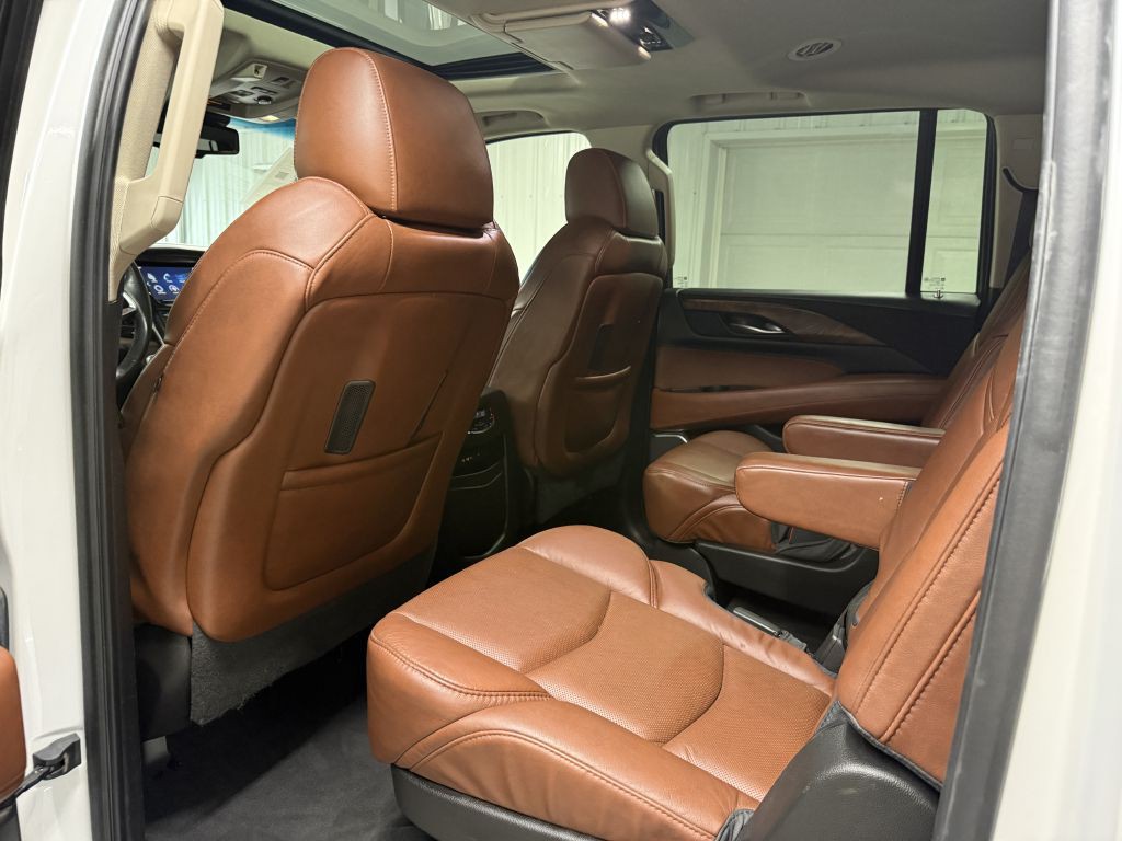 2016 Cadillac Escalade Image 28
