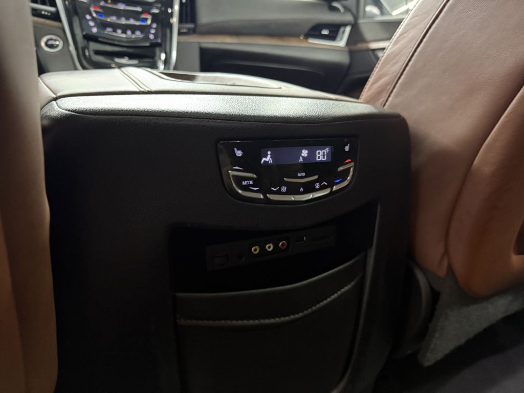 2016 Cadillac Escalade Image 30