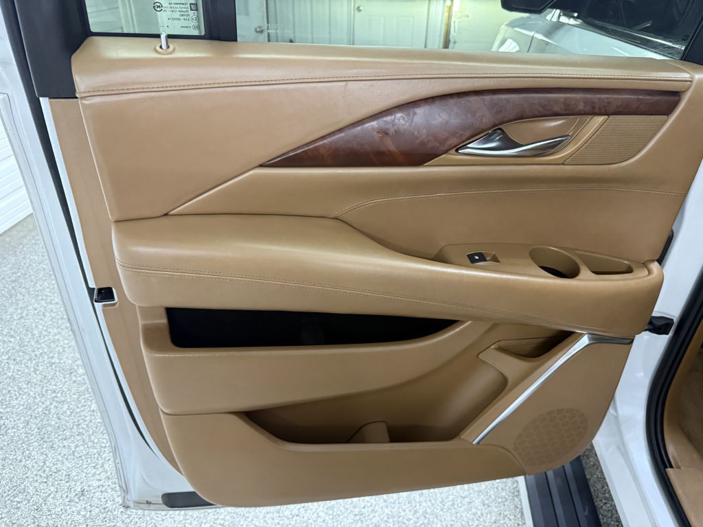 2016 Cadillac Escalade Image 32