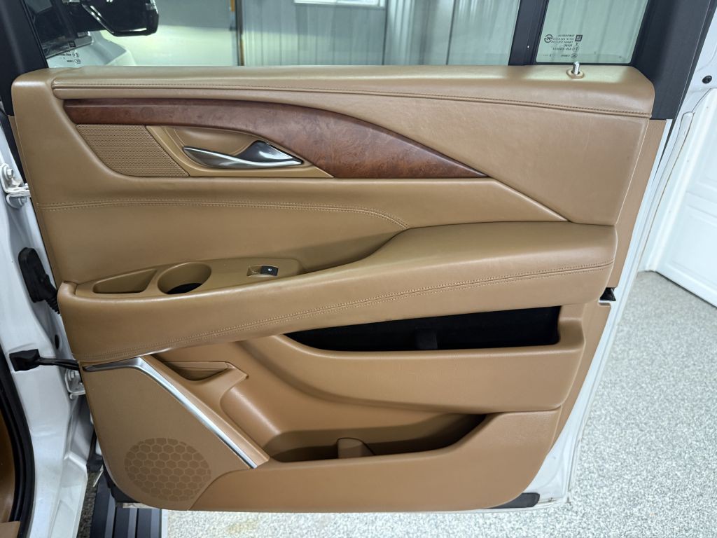 2016 Cadillac Escalade Image 38