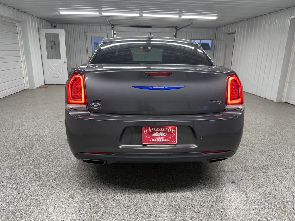 2018 Chrysler 300 Image 4