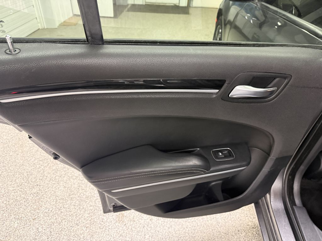 2018 Chrysler 300 Image 24