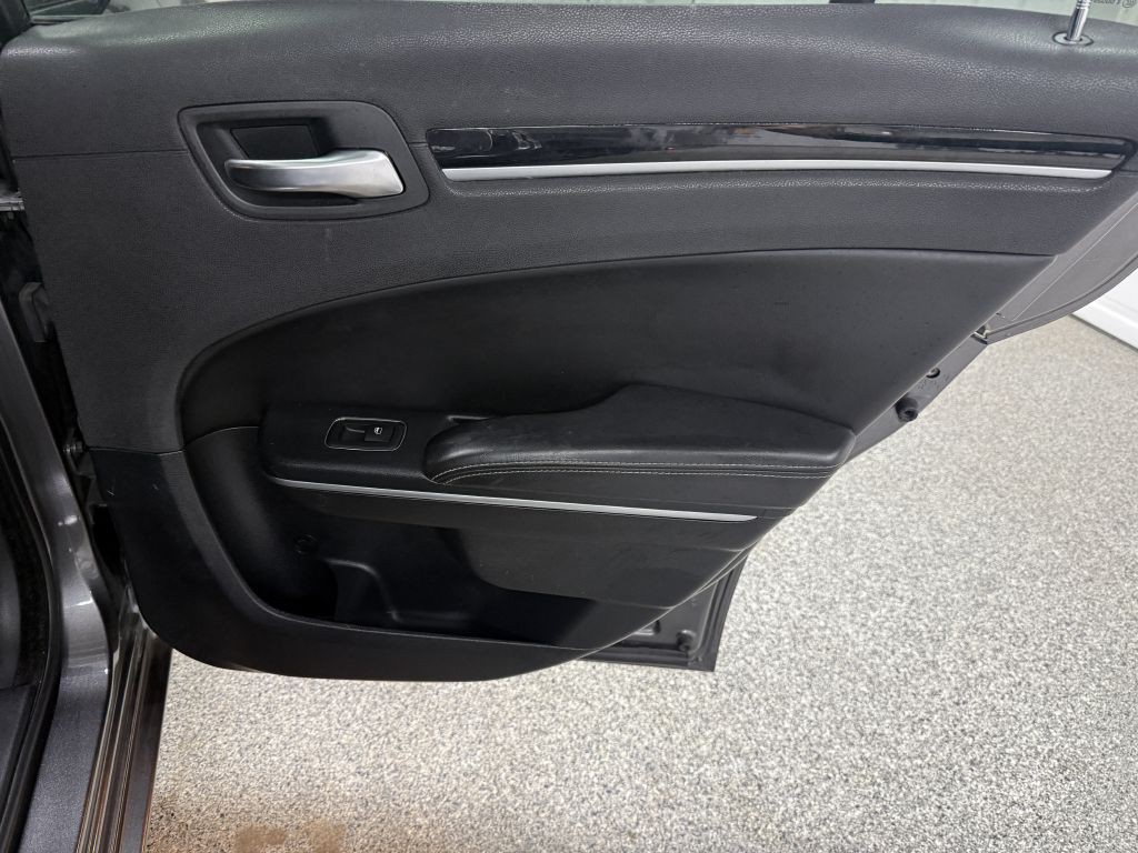 2018 Chrysler 300 Image 28