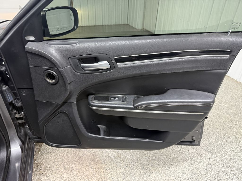 2018 Chrysler 300 Image 32