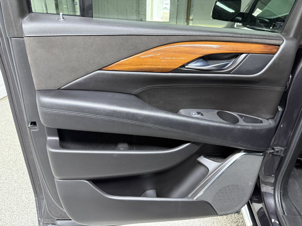 2015 Cadillac Escalade Image 31