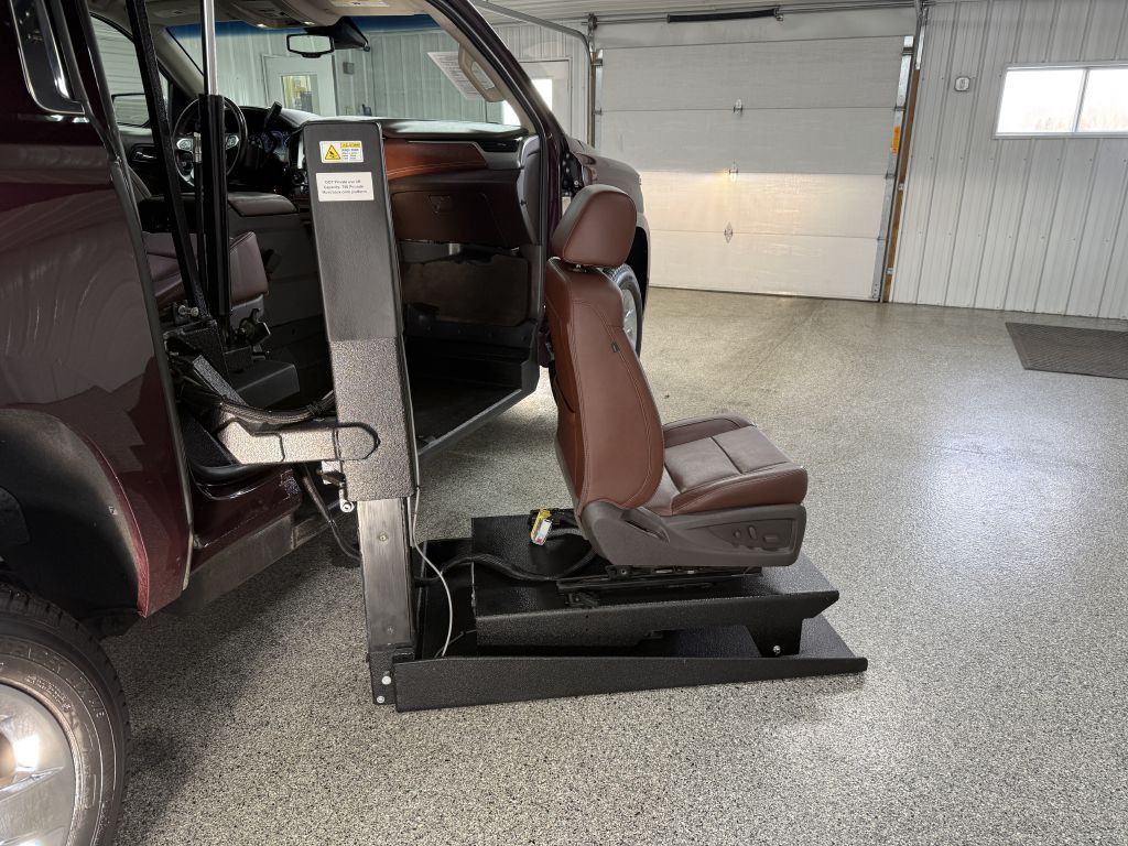 2017 Chevrolet Suburban Image 3