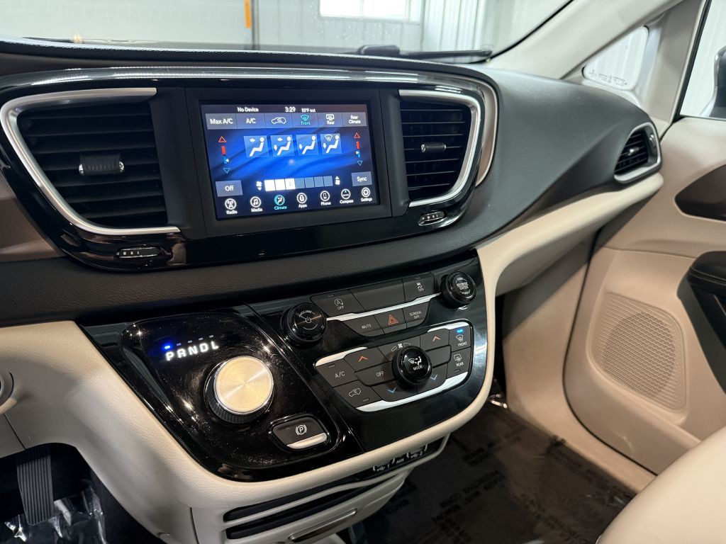 2021 Chrysler Voyager Image 14