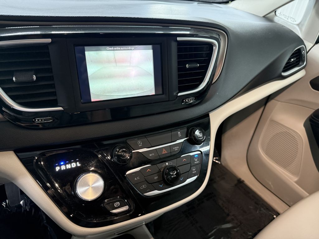2021 Chrysler Voyager Image 15