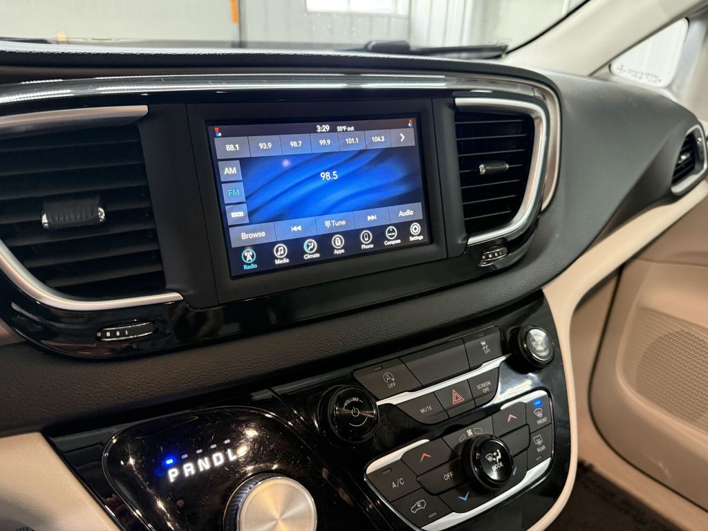 2021 Chrysler Voyager Image 16