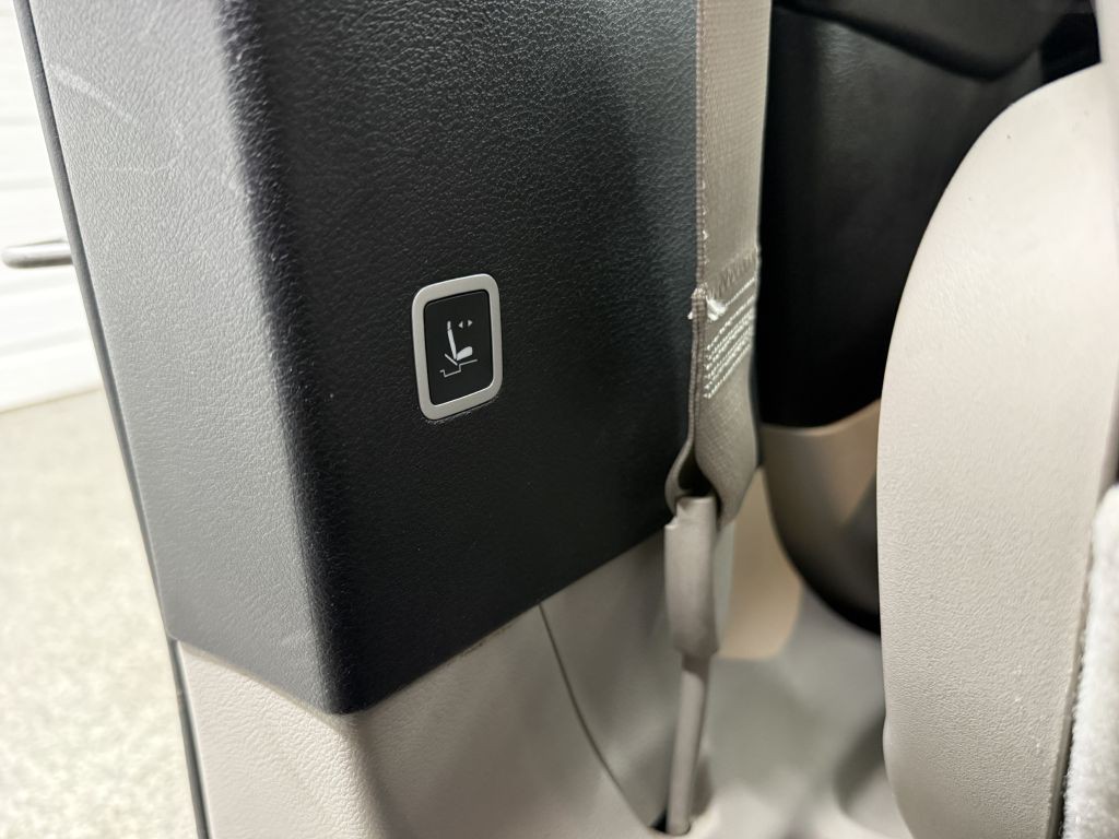 2021 Chrysler Voyager Image 30