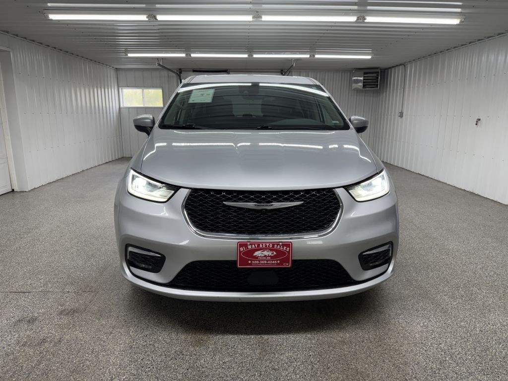 2023 Chrysler Pacifica Image 2