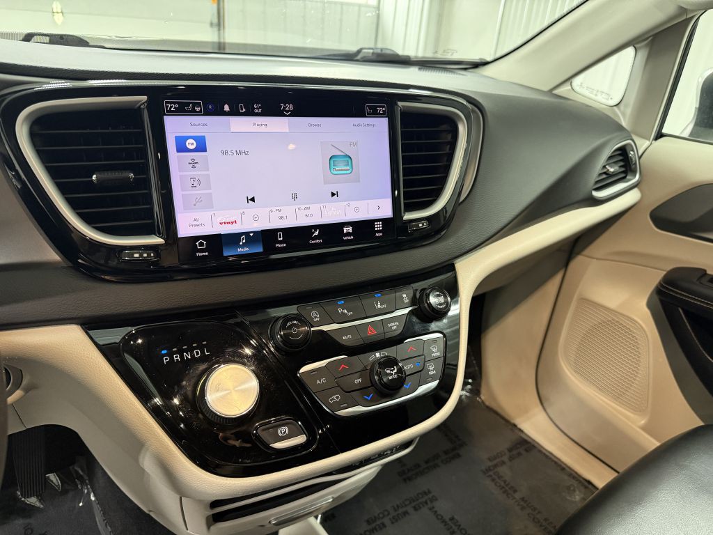 2023 Chrysler Pacifica Image 16
