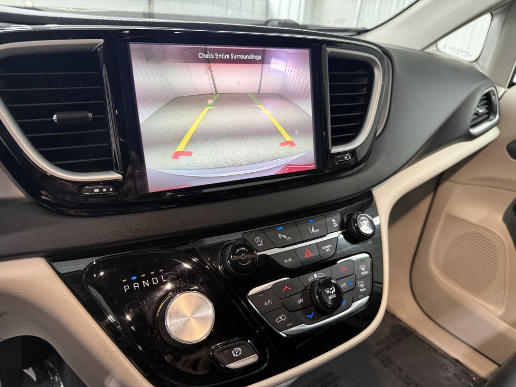 2023 Chrysler Pacifica Image 18