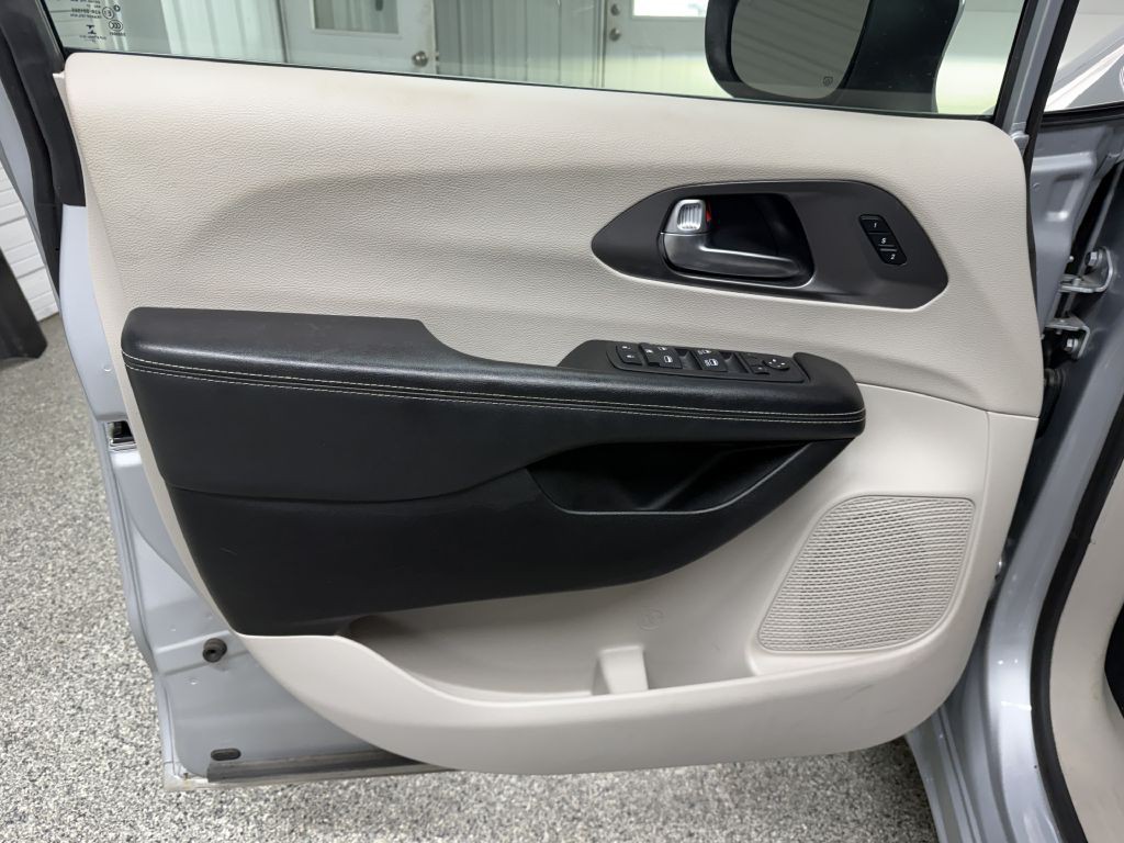 2023 Chrysler Pacifica Image 24