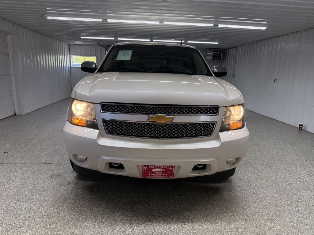 2014 Chevrolet Suburban Image 3