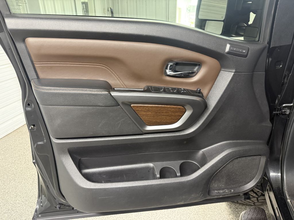 2016 Nissan Titan Image 23