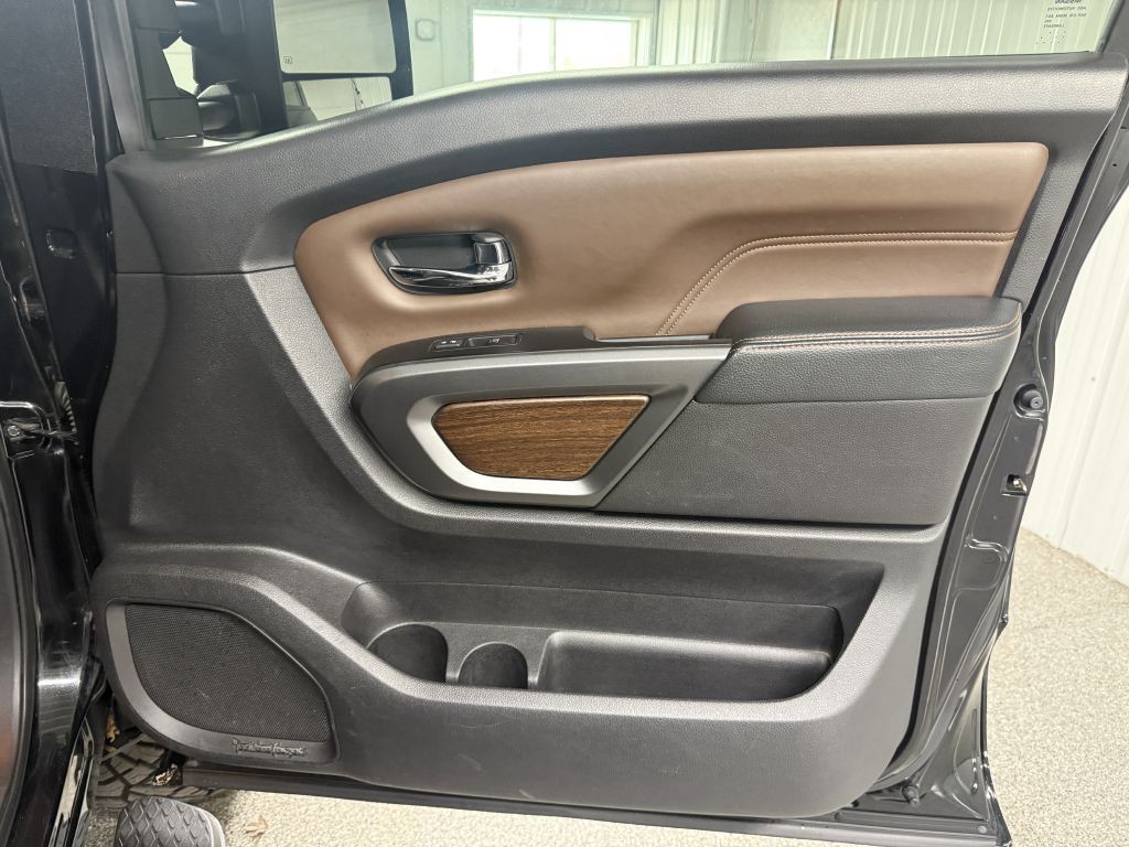 2016 Nissan Titan Image 40