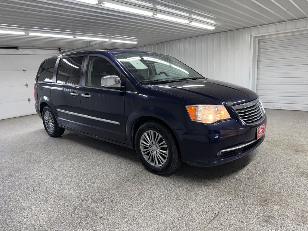 2014 Chrysler Town & Country Image 1