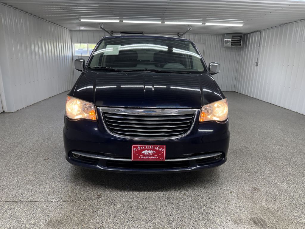 2014 Chrysler Town & Country Image 2