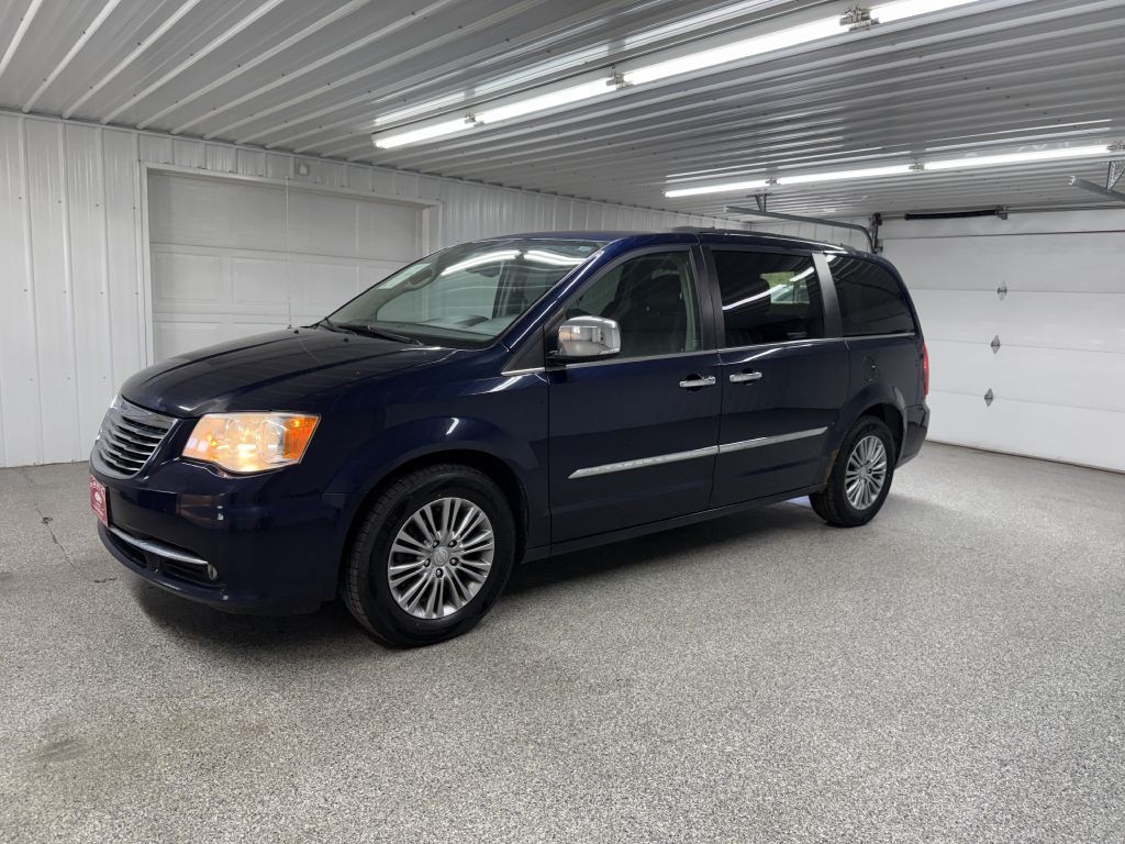 2014 Chrysler Town & Country Image 3