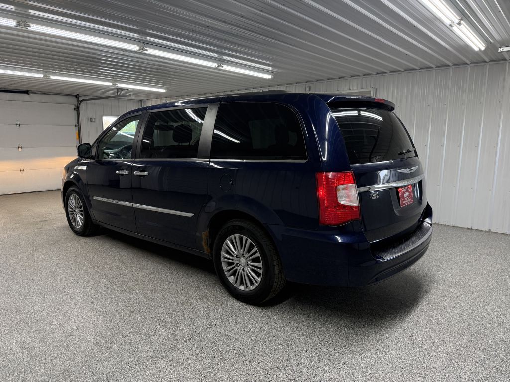 2014 Chrysler Town & Country Image 4