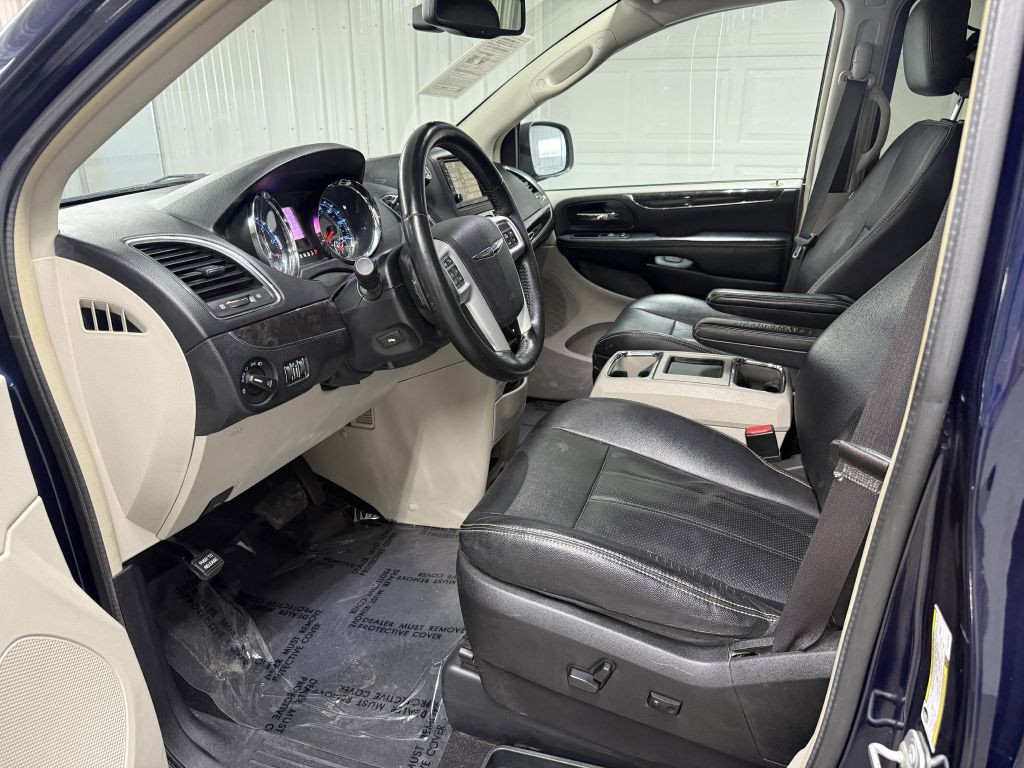 2014 Chrysler Town & Country Image 8