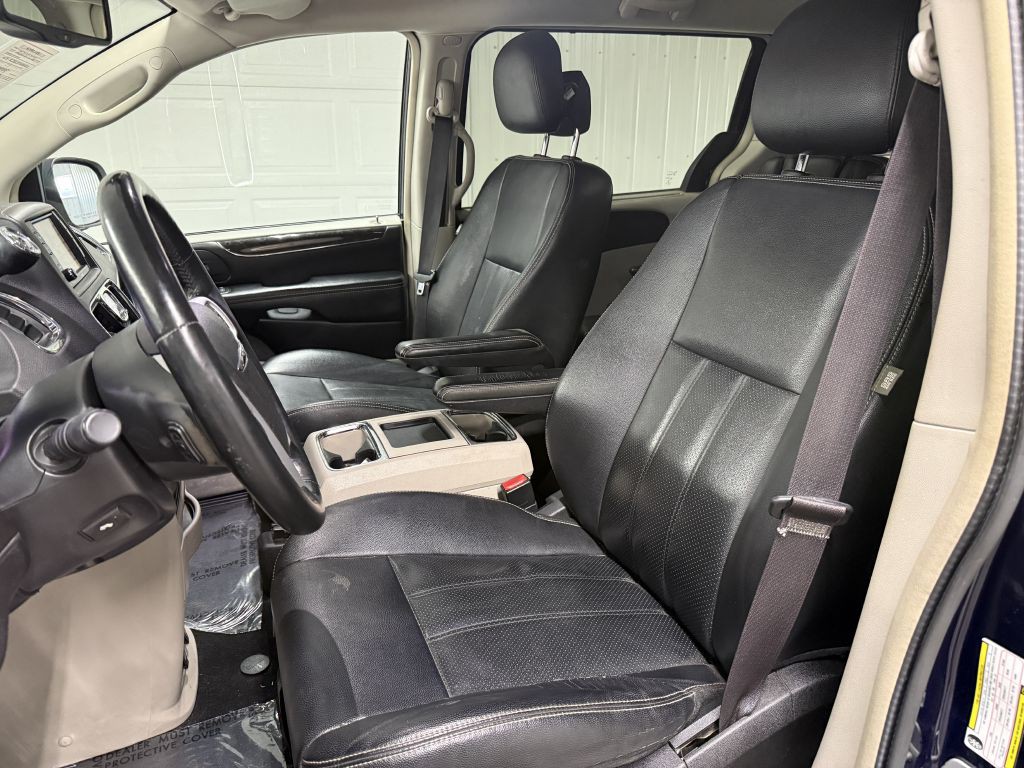 2014 Chrysler Town & Country Image 9