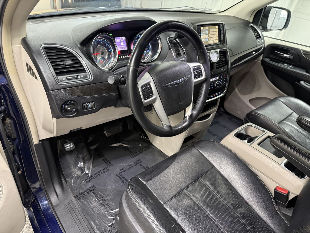 2014 Chrysler Town & Country Image 10