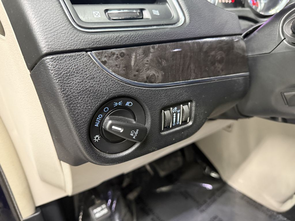 2014 Chrysler Town & Country Image 11