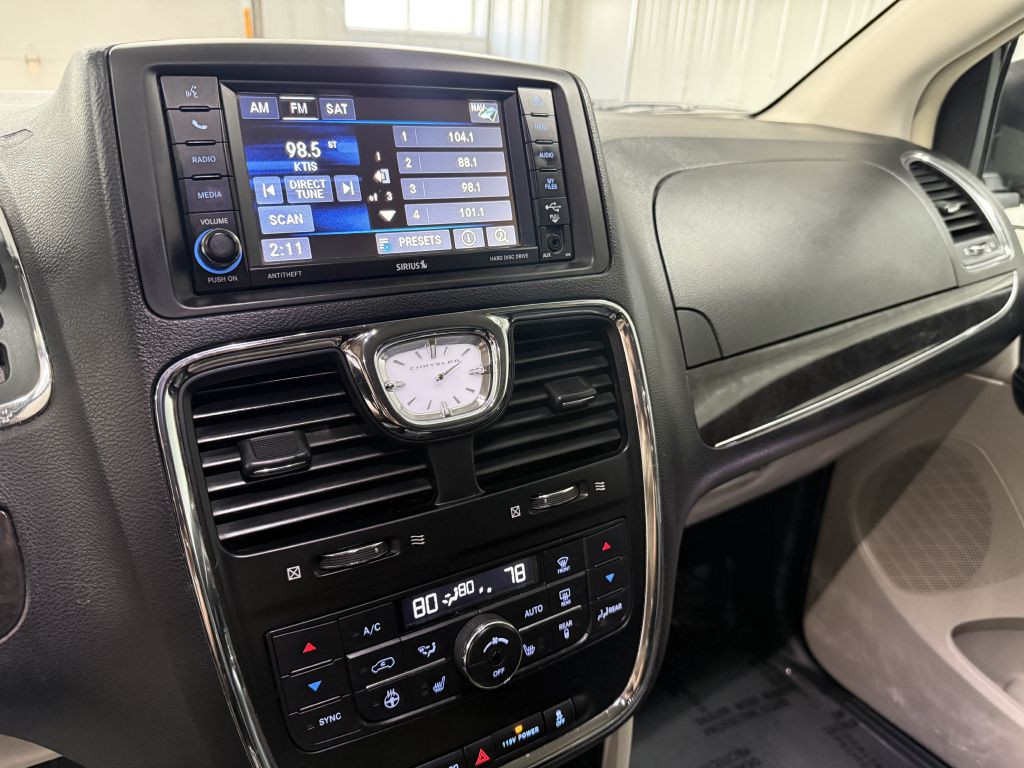 2014 Chrysler Town & Country Image 13