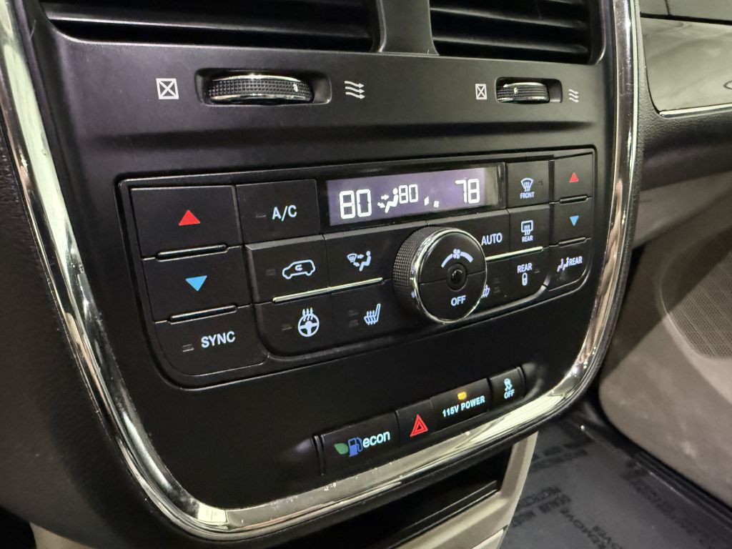 2014 Chrysler Town & Country Image 15