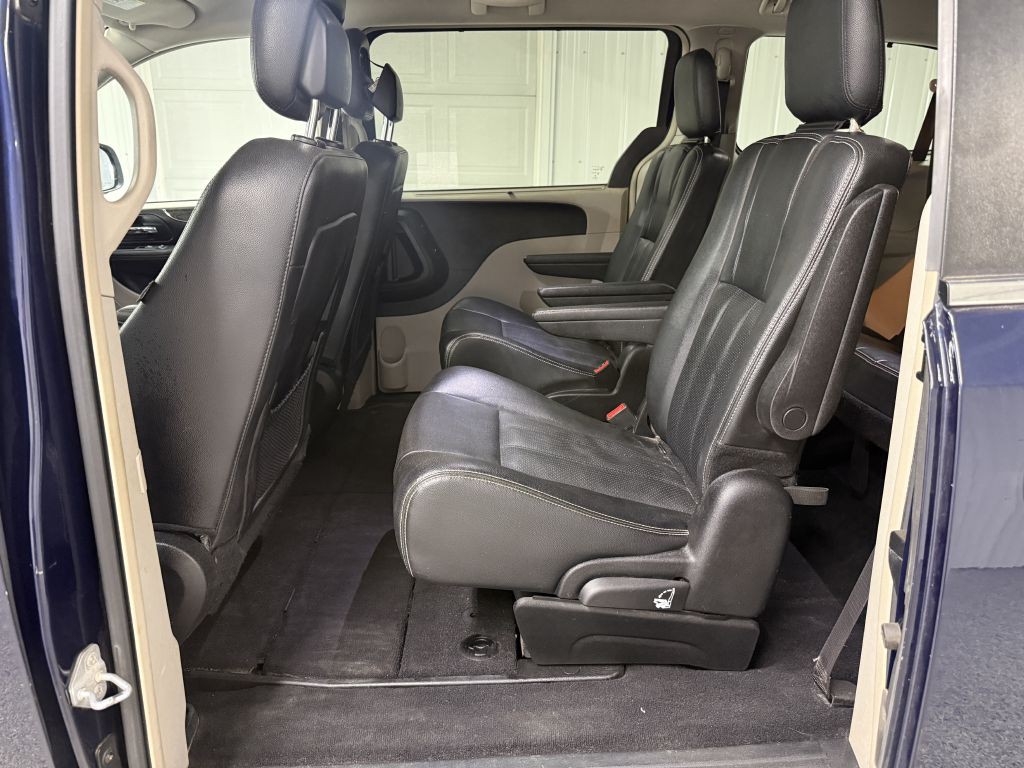 2014 Chrysler Town & Country Image 17